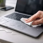 derrames líquido teclado laptop